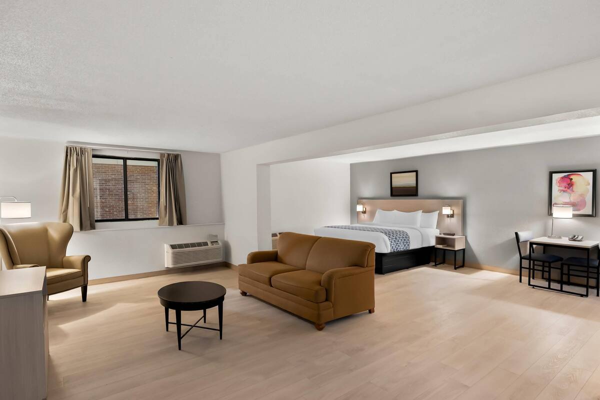 Laptop workspace, blackout drapes, free WiFi, bed sheets