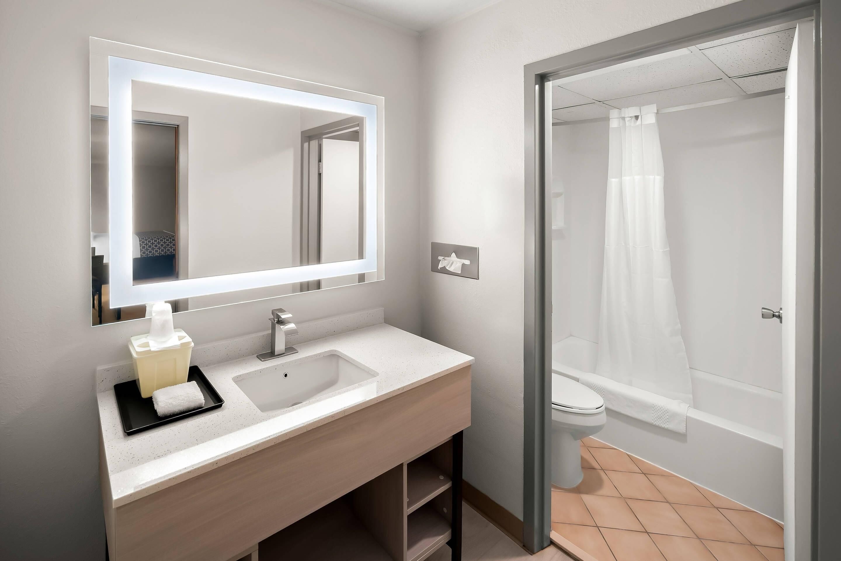 Skrivebord for bærbar PC, blendingsgardiner og wi-fi (inkludert)