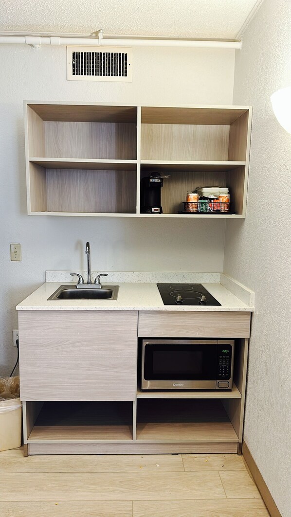 Full-size fridge, microwave, stovetop, coffee/tea maker - Suburban Studios, Kearney (Kearney)