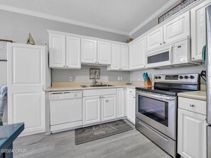 Microondas, parrilla de estufa, lavavajillas y cafetera y tetera