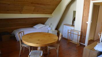 4 bedrooms, iron/ironing board, travel cot, free WiFi