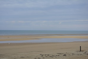 Playa en los alrededores y toallas de playa