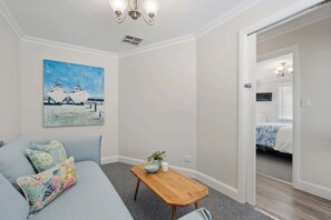 1 bedroom, iron/ironing board, WiFi, bed sheets - Rose Cottage 3B Hutchinson St Goolwa (Goolwa)