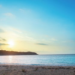 Na praia, areia branca