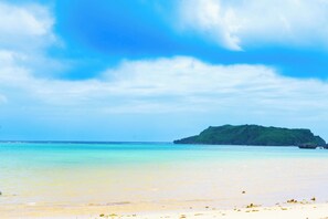 På stranden og hvit sand