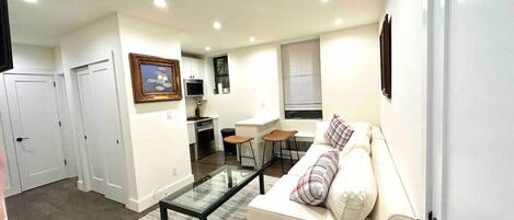 Een smart-tv en een kantoor