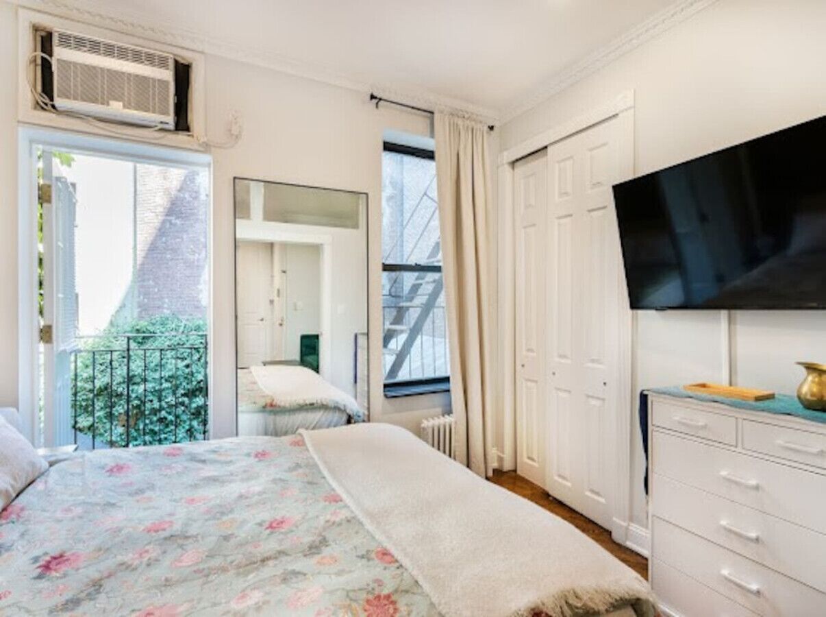 1 室のベッドルーム、デスク、アイロン / アイロン台、旅行用ベビーベッド