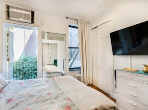 1 chambre, bureau, fer et planche à repasser, lit parapluie