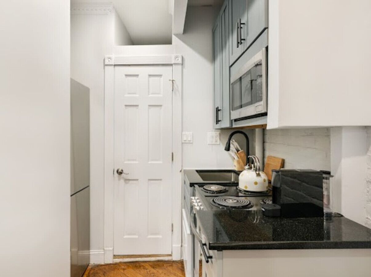 冷蔵庫、電子レンジ、オーブン、コンロ