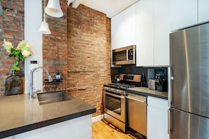 Fridge, oven, stovetop, coffee/tea maker - Beautiful 4 Bedroom in Lower East Side (New York)