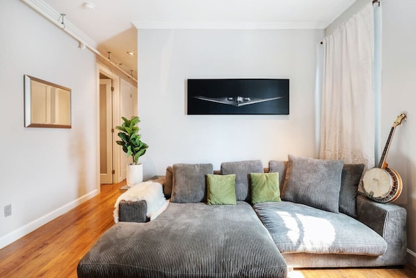 TV - Beautiful 4 Bedroom in Lower East Side (New York)