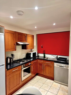 Micro-ondes, four, lave-vaisselle, chaise haute