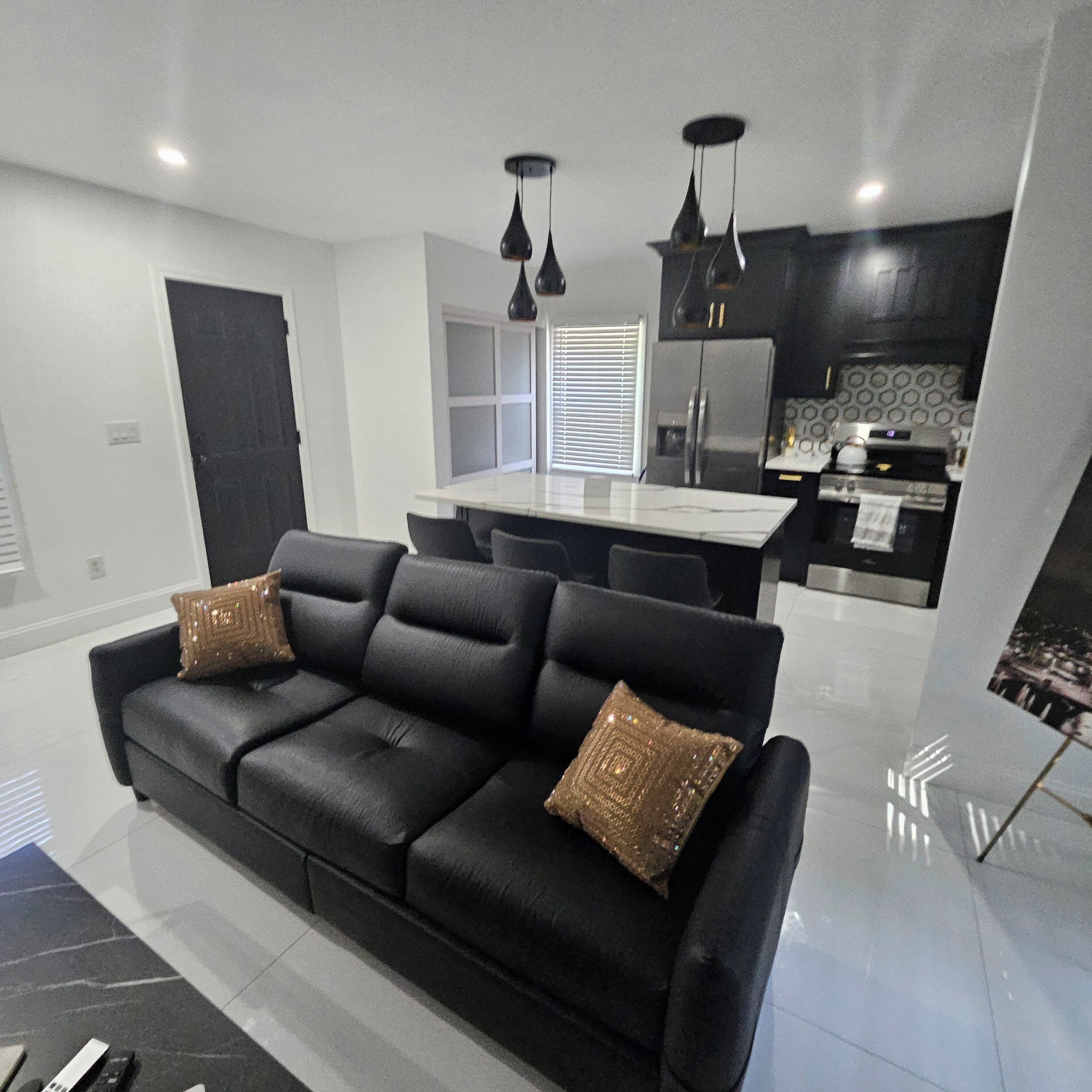 Smart-TV, Kamin, Stereoanlage