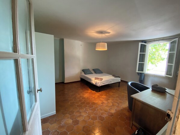 2 Schlafzimmer, Schreibtisch, Reisekinderbett, Bettwäsche