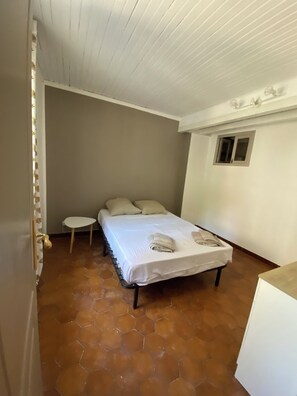 2 bedrooms, desk, travel crib, bed sheets