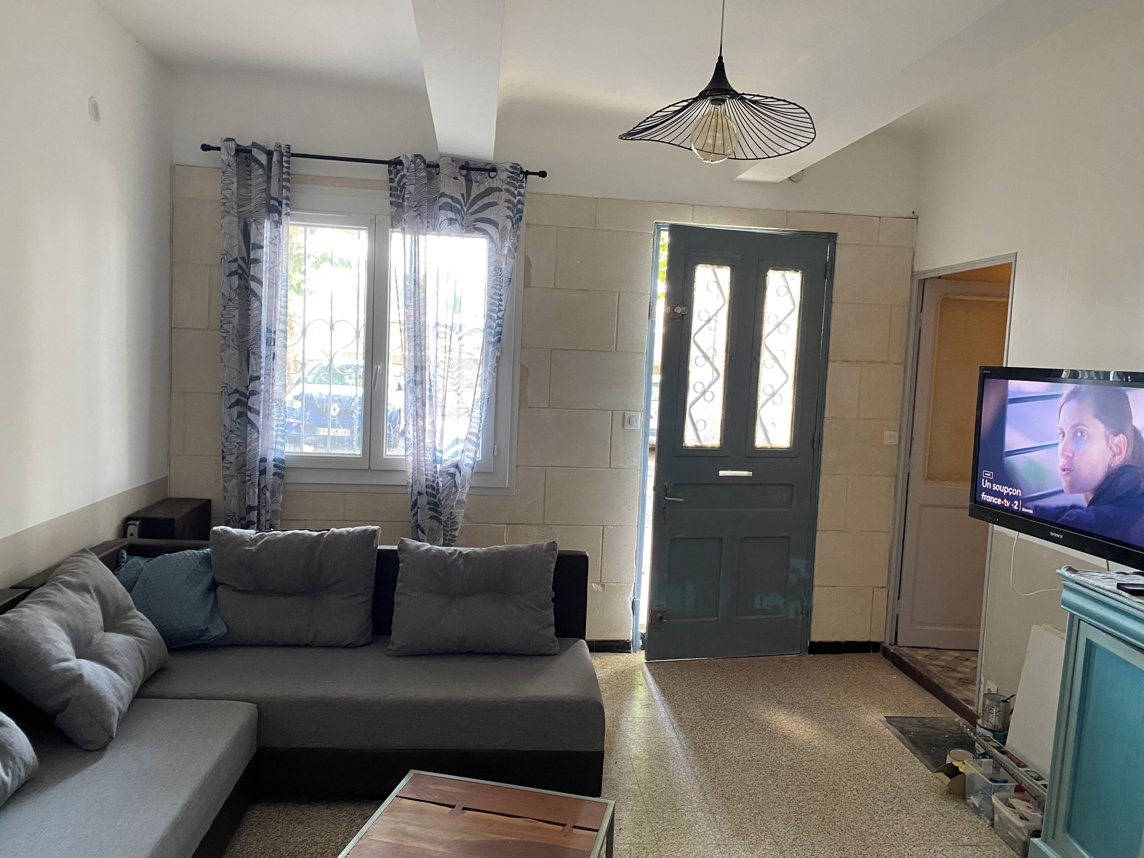 Una televisión, libros