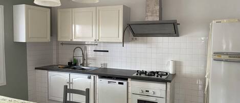 Frigorífico, microondas, horno y placa de cocina