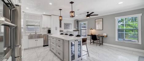 Refrigerador, microondas, horno, placa de cocina