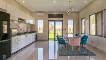 Fridge, oven, stovetop, coffee/tea maker