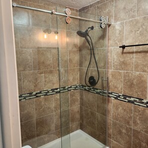 Dusche, Handtücher, Seife, Shampoo