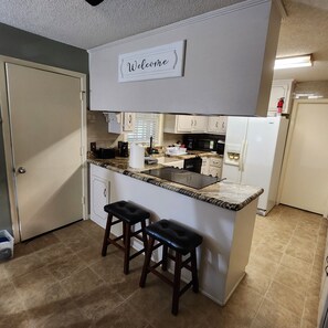 Mikrobølgeovn, ovn, kokeplater og oppvaskmaskin