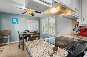 Mikrobølgeovn, ovn, kokeplater og oppvaskmaskin