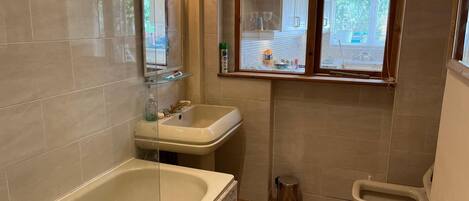 Toallas, jabón, shampoo, papel higiénico