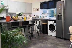 雪櫃、微波爐、焗爐、爐具