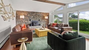 Smart TV, fireplace, computer monitors