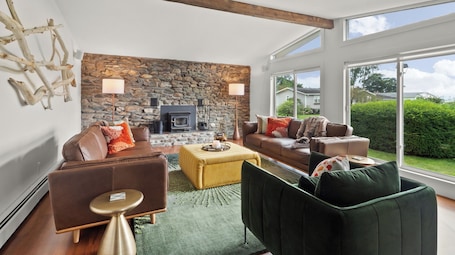 スマートテレビ、暖炉、PC モニター. Chic Mid-Century Modern Retreat: Steps from Beach & Bike Path