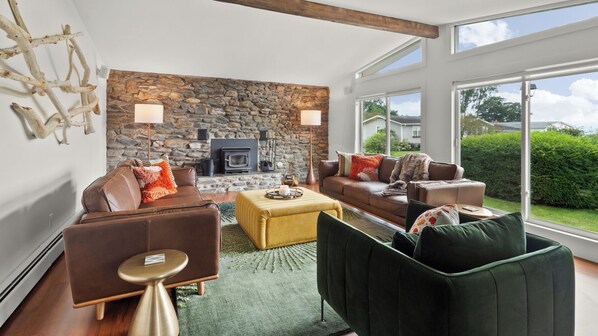 TV connectée, cheminée, écrans d'ordinateur