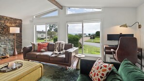 TV connectée, cheminée, écrans d'ordinateur