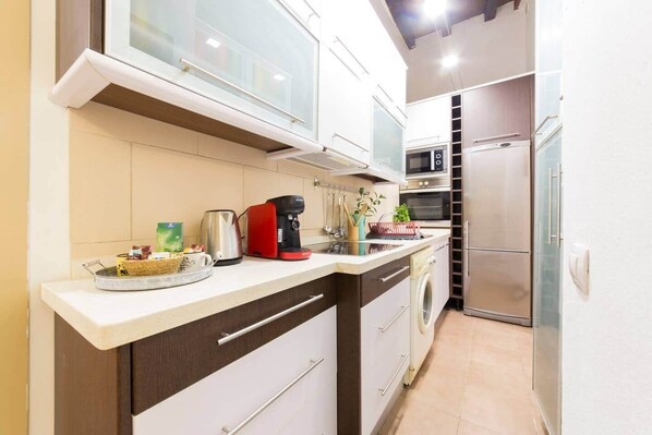 Réfrigérateur, micro-ondes, four, plaque de cuisson