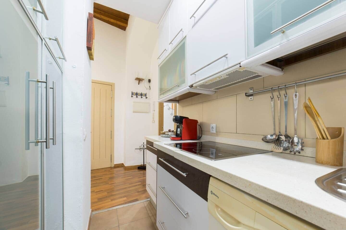 Een koelkast, een microgolfoven, een oven, een kookplaat