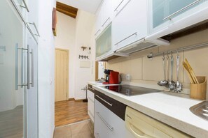 Een koelkast, een microgolfoven, een oven, een kookplaat