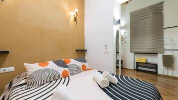 1 dormitorio, tabla de planchar con plancha, wifi y ropa de cama