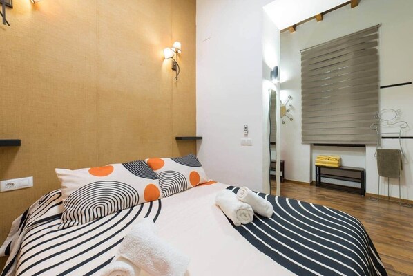1 dormitorio, tabla de planchar con plancha, wifi y ropa de cama