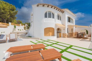 A white villa with a patio, outdoor furniture, and a stone wall. - CostaBlancaDreams - Las Mariposas in Benissa (Benissa)