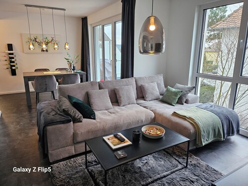 Hochwertige und moderne 3 Zimmer Wohnung mit Parkplatz und Balkon