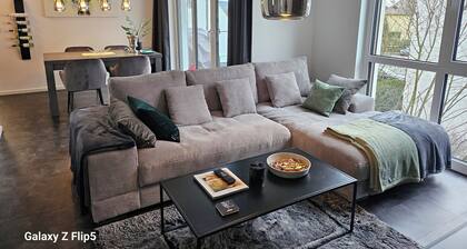 Hochwertige und moderne 3 Zimmer Wohnung mit Parkplatz und Balkon