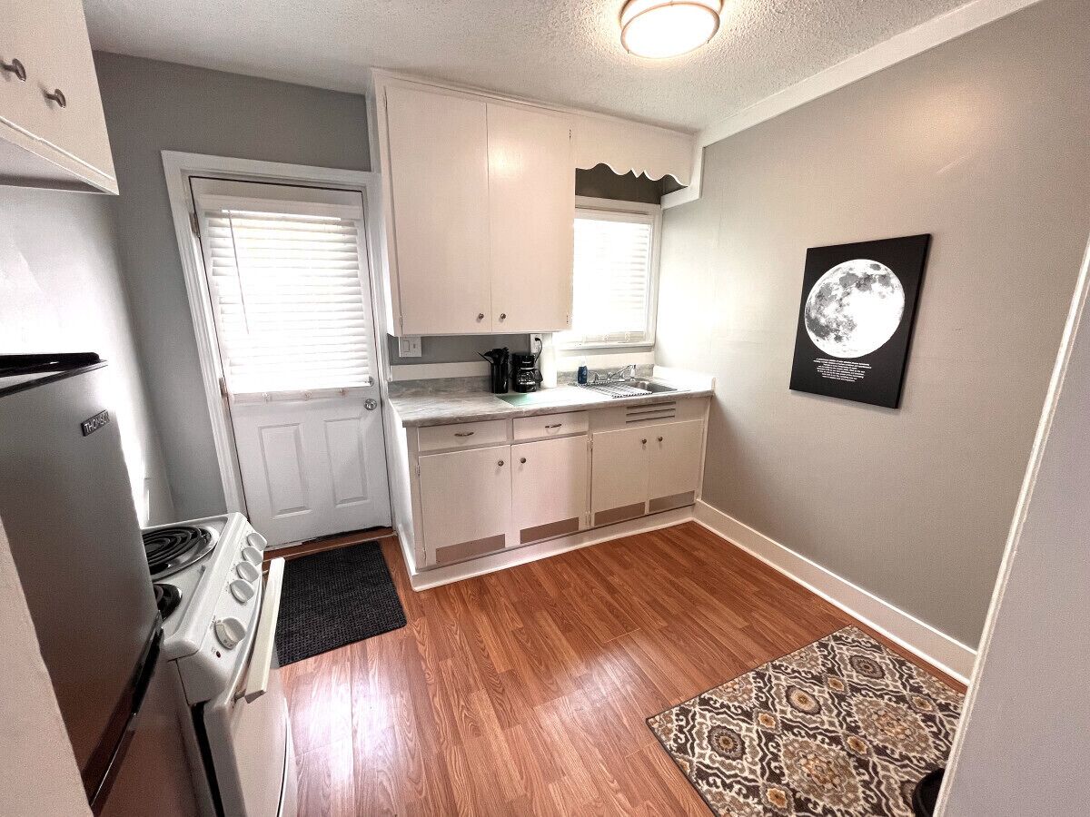 Een oven, een kookplaat, een koffiezetapparaat/waterkoker