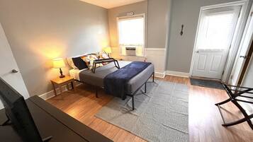 1 室のベッドルーム、デスク、アイロン / アイロン台、WiFi (無料)