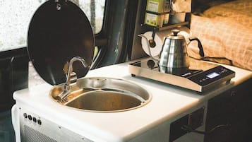 Refrigerador, microondas, placa de cocina, utensilios de cocina