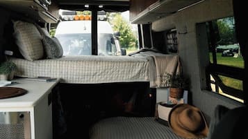 1 habitación, caja de seguridad en la habitación y escritorio