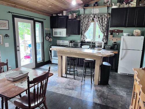 Cozy cabin with a million dollar view of the Cherokee Mountains
