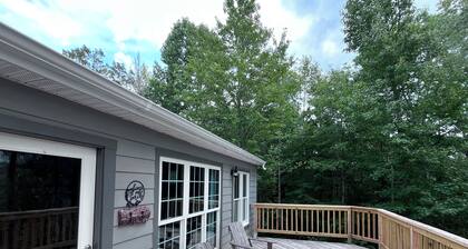 Cozy cabin with a million dollar view of the Cherokee Mountains