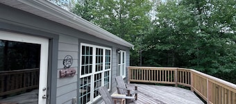 Cozy cabin with a million dollar view of the Cherokee Mountains