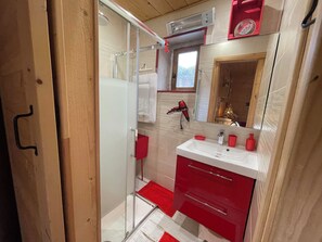 Dusj, hårføner, håndklær og såpe