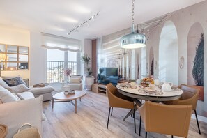 Unclassified image, 2 of 32, button