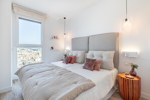 Unclassified image, 3 of 32, button